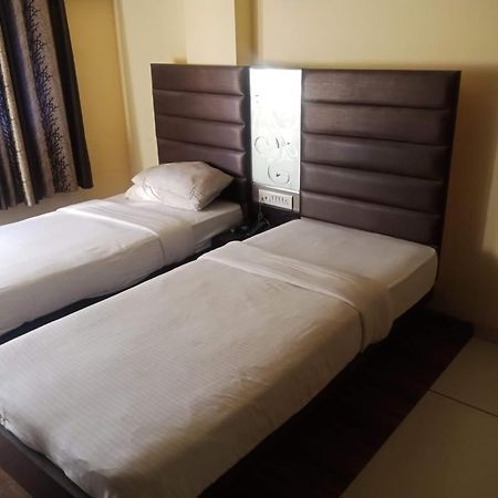 Hotel Kadamb Inn Ahmedabad Buitenkant foto
