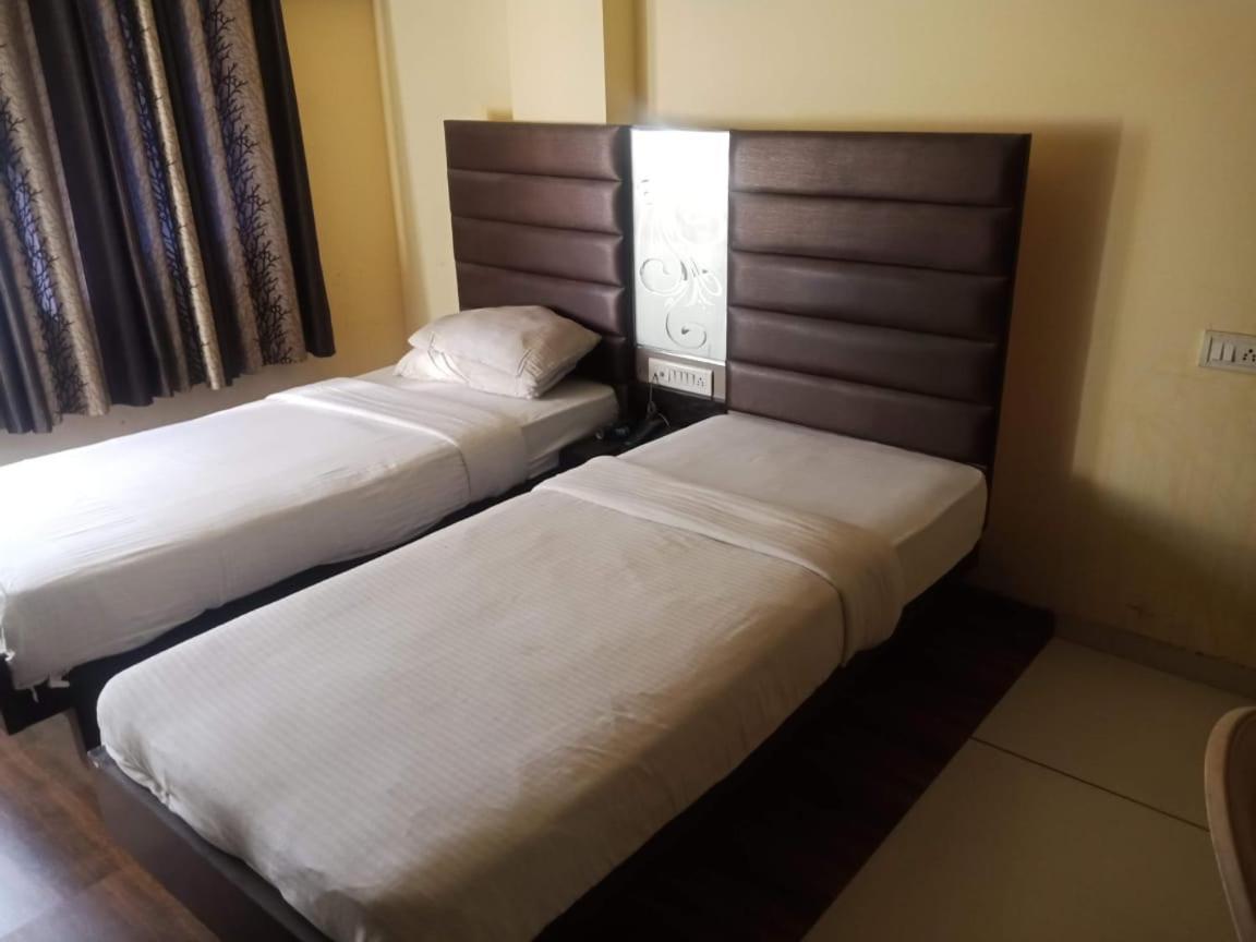 Hotel Kadamb Inn Ahmedabad Buitenkant foto